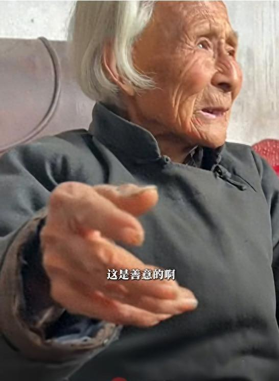 山东90岁独居老人一儿一女去世，全村人选择隐瞒，村支书：她现在靠着一个念想活着，希望大家不要去打扰老人